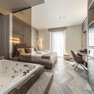 tritone-luxury-suites-piazza-del-popolo.it-romehotels.com/